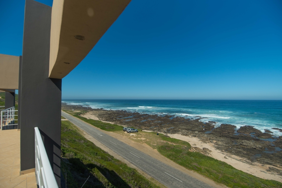 6 Bedroom Property for Sale in Beachview Eastern Cape